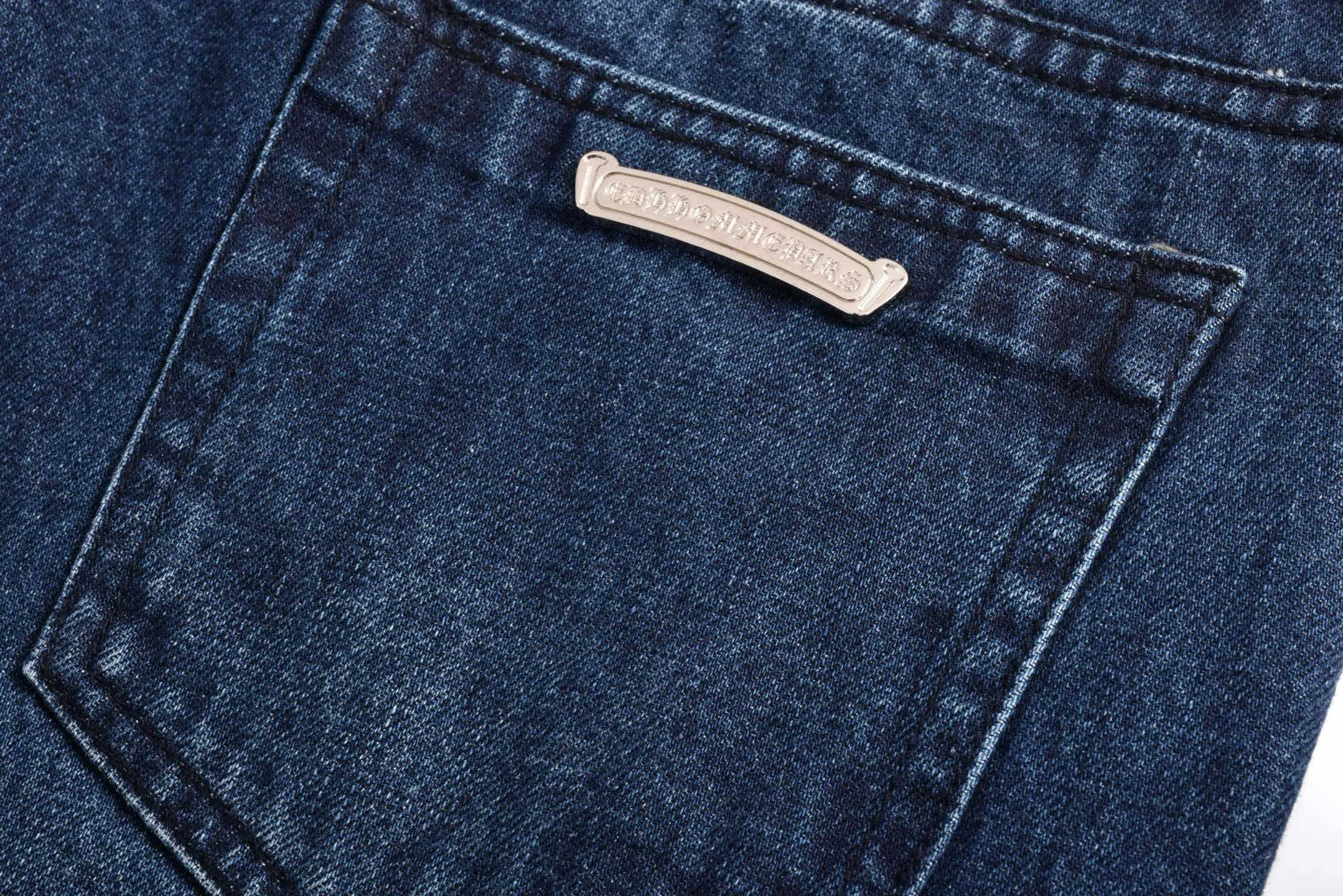 🅿️840 [Exclusive supply] CH Crow Heart limited flame patch leather jeans sCH This pair of jeans is a store VIP limited edition (can only be purchased by store VIPs) and is not an official website model, so it is even rarer. When we got it back, we found that these pants were different from the usual 501 version. These pants were made from CH's own soleplate, not the 501 soleplate. So I can only customize the fabrics myself and rely on various relationships to get the raw material fabrics. The washing process also took dozens of attempts to finally achieve the effect we wanted. This pair of pants uses a total of 35 pieces of leather, all of which are second-layer cowhide. Therefore, whether the material is leather label or wash label, fabric or hardware, the mold needs to be re-opened and the cross must be sewn manually (for restoration, it can only be done manually) Size: 32-34-36-38